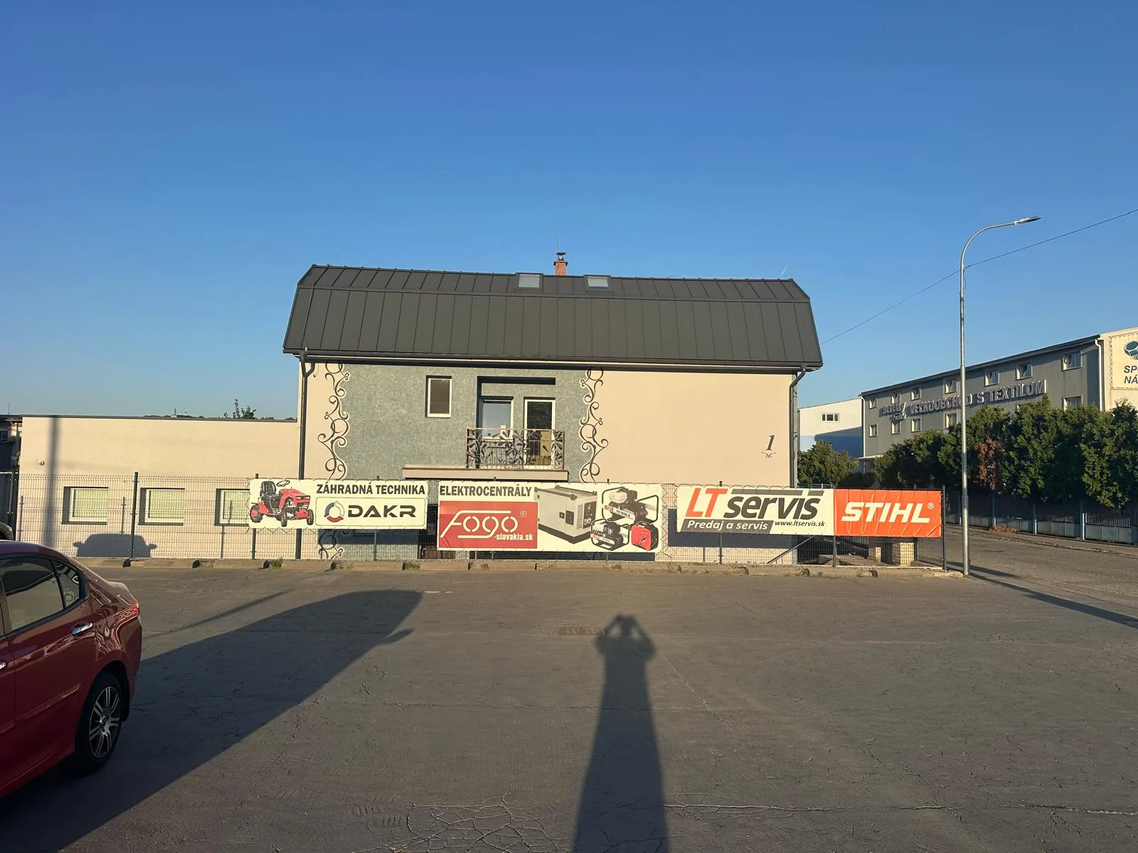 Prevádzka LT servis na Holubyho 1 v Košiciach s parkovaním pred budovou